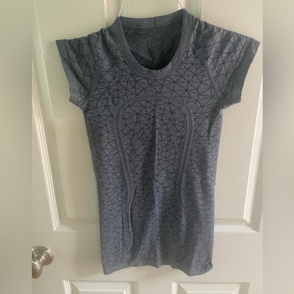 grey lululemon top